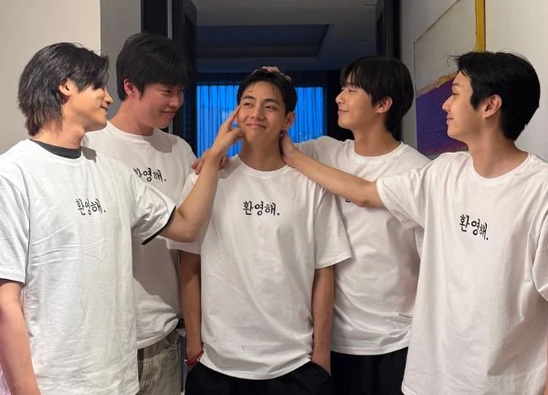 Who is Choi Woo Sik, V's (BTS) best friend, who welcomed his friend back from the army in a 'purple' style?