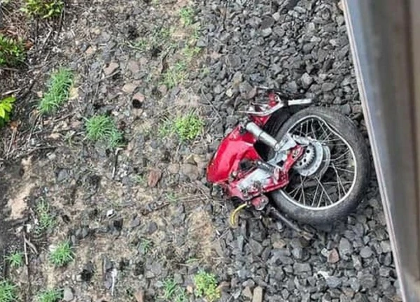 Khoảnh khắc 2 người đi xe máy vượt rào chắn bị tàu khách từ Hà Nội tông tử vong