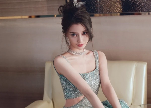 Nóng nhất MXH Weibo: Angelababy vào khách sạn với người mẫu nam trẻ tuổi sau khi "quẩy" ở concert của G-Dragon?