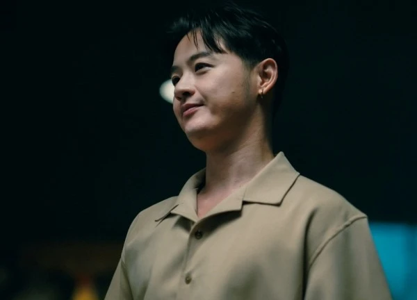 (Review) 'Dưới đáy hồ': Mới lạ 'song trùng' nhưng kịch bản yếu