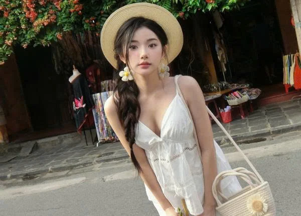 "Mukbang fairy" Quynh Truong walks around the old town and suddenly becomes ho.t because of this!