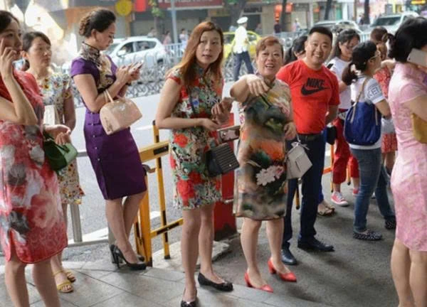 New trend in China: Men wearing "cheongsam" on the street doing shocking things!