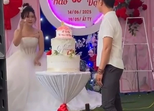 Cô dâu Huế khóc nức nở giữa đám cưới ngập nước vì lo khách không đến dự