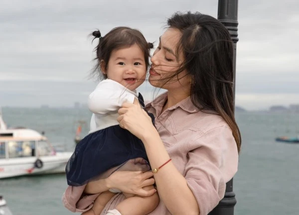 Mỹ nhân Việt kẹt ở nơi bị hàng trăm cảnh sát bao vây, phong tỏa nguyên 1 con đường