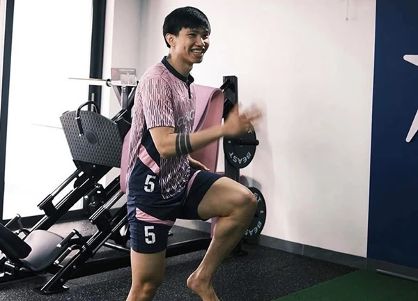Thực hư Đoàn Văn Hậu bị teo chân khi tập luyện trở lại