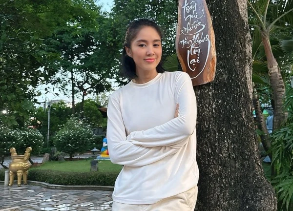 Giữa ồn ào gia đình Quý Bình, Lê Phương chia sẻ đầy ẩn ý: "Ngày mai vẫn đến..."