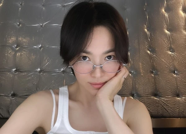 Song Hye Kyo "tự dưng" đăng ảnh lúc 4h sáng