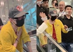G-Dragon 'nhói tim' khi vừa hạ cánh ở Việt Nam, vẫn nhiệt tình vẫy tay chào fan