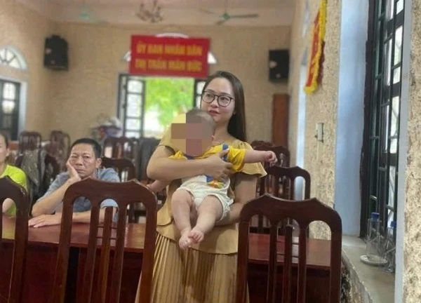 Bé trai 4 tháng tuổi bị bỏ rơi trong đêm, đồ dùng và lời nhắn để lại gây xót xa