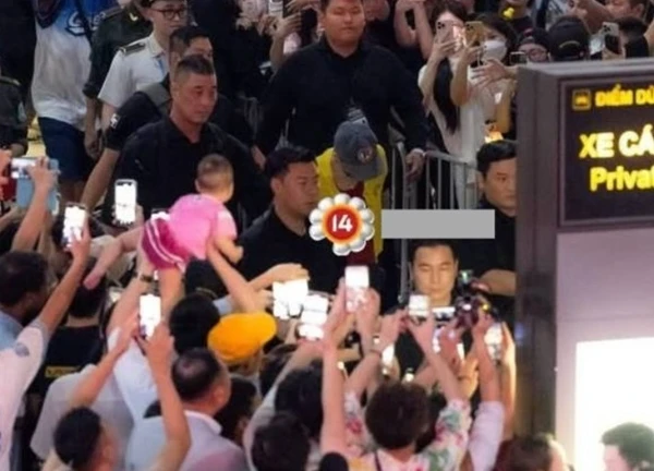 Chuyện khó tin về em 1 tuổi có kinh nghiệm đu idol 2 năm, nổi tiếng vì bức ảnh đón G-Dragon