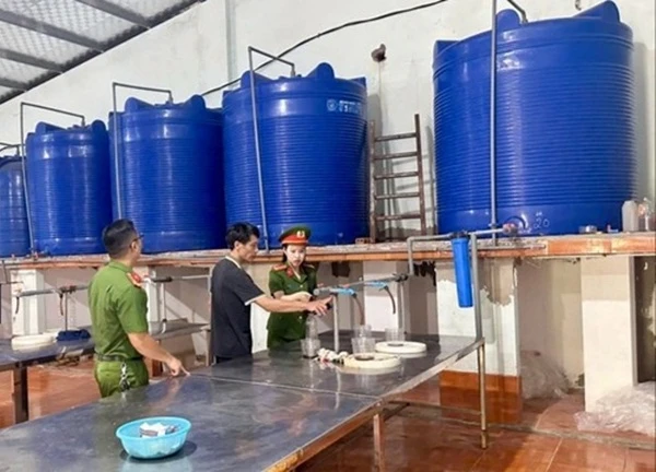 Công an Thanh Hóa thông tin vụ hàng ngàn chai nước mắm vứt bỏ ở Quảng Nam