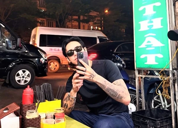 Danh tính cô gái Việt được DPR Ian chạy xuống hôn tay, hỏi: "Em yêu khỏe không"?