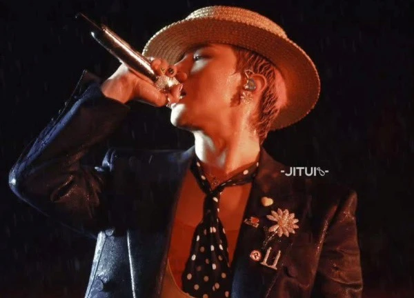 Phản ứng của G-Dragon trong khoảnh khắc fan cuồng lao lên sân khấu khi đang biểu diễn tại Mỹ Đình