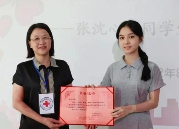 Thủ khoa đại học bị cha cấm livestream vì 'quá xinh đẹp' ở Trung Quốc