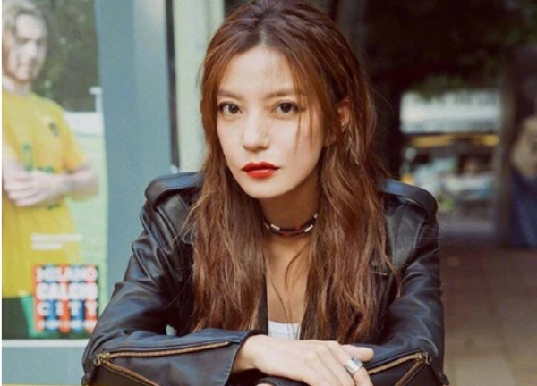 Zhao Wei "shocked" with never-before-released photos, fans regret her current beauty