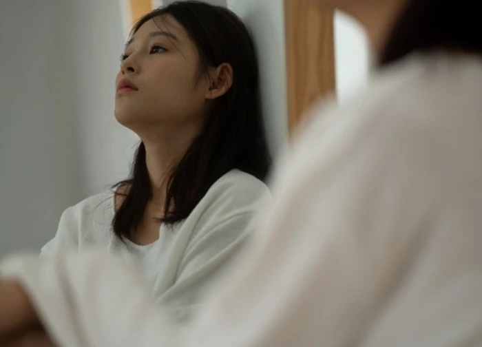 Bỏ dở chuyến du lịch để vào viện thăm chồng, tôi đứng hình khi chứng kiến cảnh tượng giữa chồng và cô đồng nghiệp