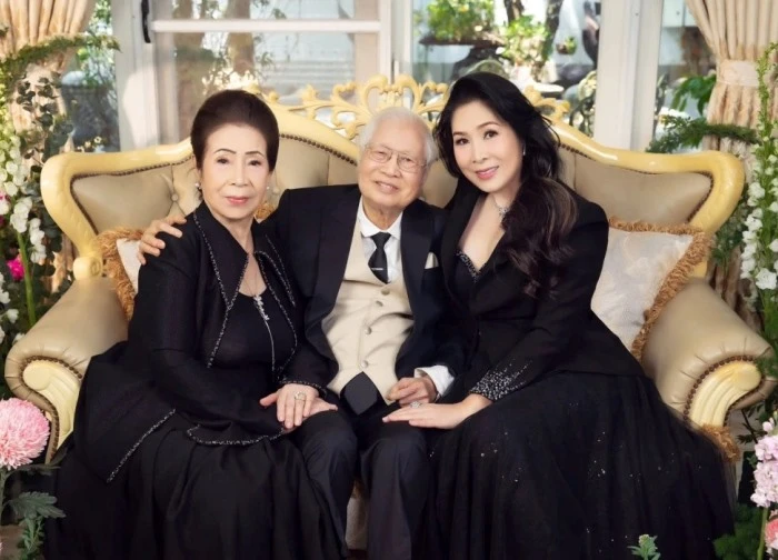 Bố mẹ NSND Hồng Vân rạng rỡ bên con cháu trong hình ảnh kỉ niệm 60 năm ngày cưới