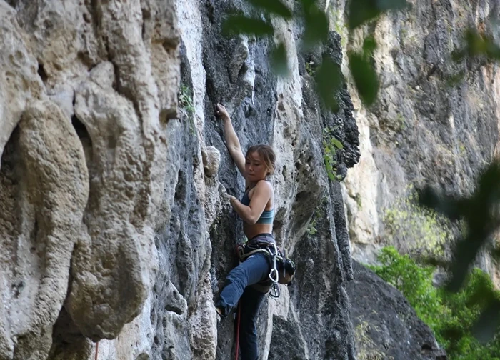 Đời thay đổi khi "bánh bèo" gặp thể thao mạo hiểm: 34 tuổi chuyển nhà ra... giữa vịnh, lướt ván, leo núi mỗi ngày