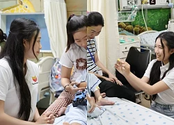 Jenny Huỳnh tài trợ mổ tim cho 13 em nhỏ, dân tình hết lời khen ngợi
