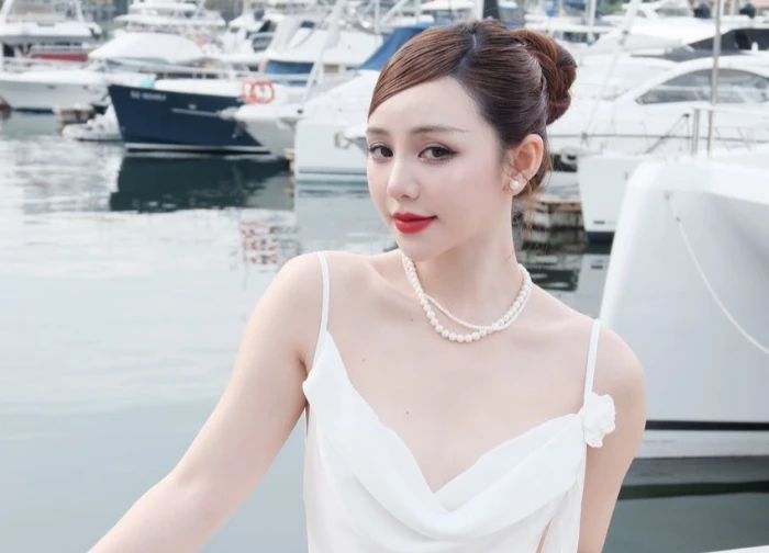 Quynh Kool is beautiful and sexy, with a top-notch charisma, making people "restless"