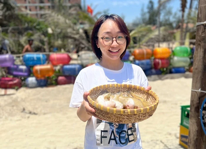 Bỏ việc lương gần 50 triệu/tháng, cô gái về biển "chữa lành": Gia đình ngăn cản, sợ sống lông bông, thiếu ổn định