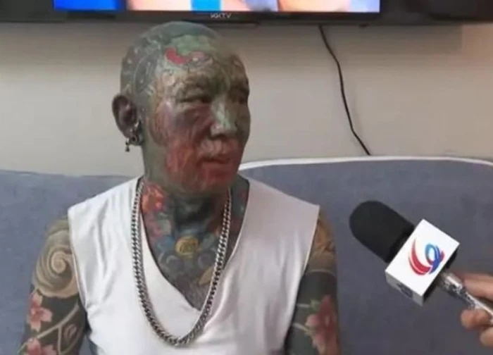 Buồn vì vợ mất, người đàn ông đi xăm kín mặt rồi hối hận vì hậu quả