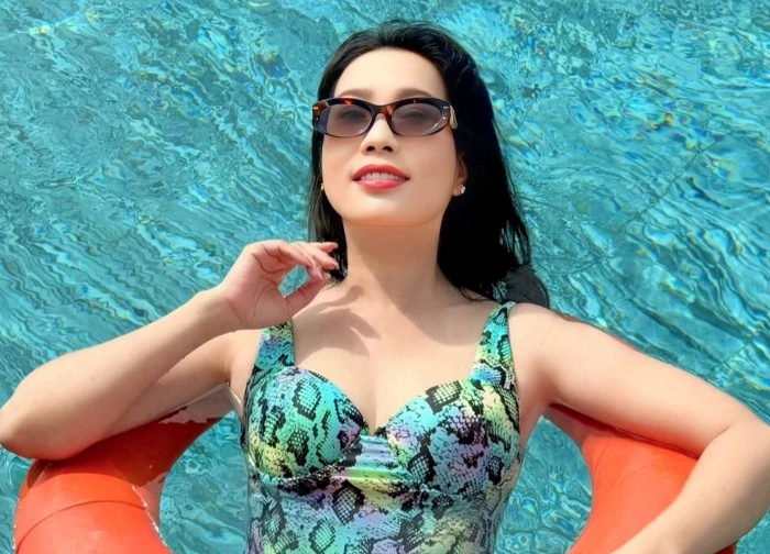 NSND Trịnh Kim Chi bikini nóng rực, ca sĩ Uyên Trang gặp tình trạng đáng lo