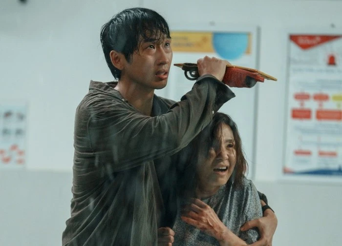 Poster chính thức của 'Mang mẹ đi bỏ' đặt ra câu hỏi đáng suy ngẫm: Sẽ thế nào khi yêu thương là gánh nặng?