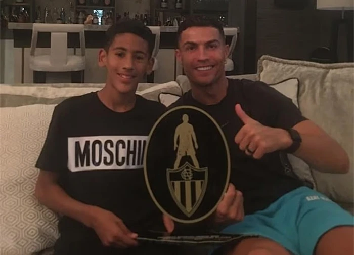 Thần đồng 14 tuổi của MU được ví như 'Tiểu Messi' là ai?