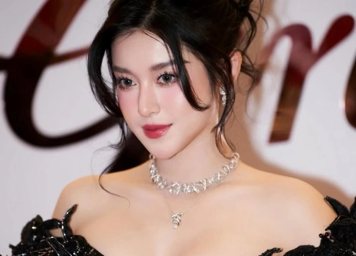 Á hậu Huyền My tuổi 30: Sở hữu biệt thự, xe sang, dát đồ hiệu từ đầu đến chân