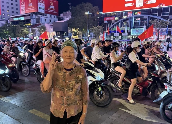 Cụ bà 91 tuổi 'đi bão' mừng đội tuyển U23 Việt Nam vô địch, vui quên lối về