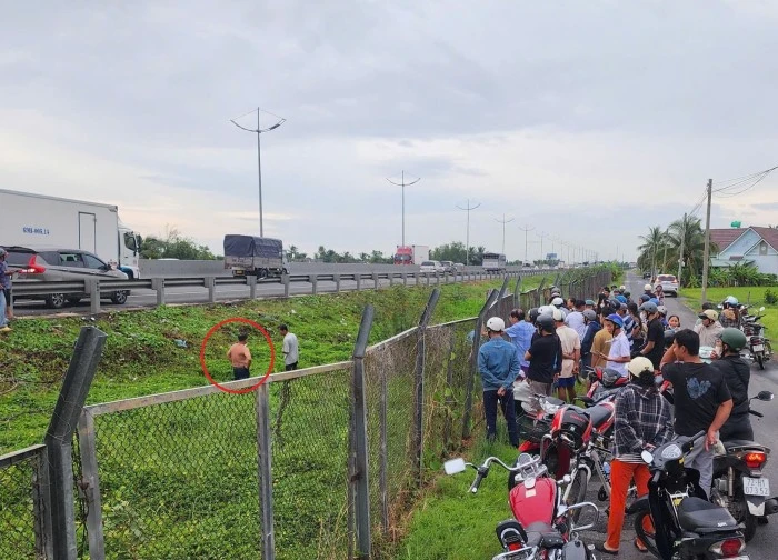 Vị khách say xỉn đòi cướp lái trên cao tốc, tài xế hành động khẩn cấp
