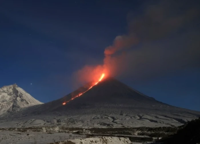 Shocking: Russian volcano erupts violently, tourists risk their lives to compete for "virtual life"