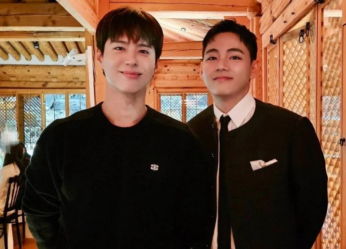 Bắt gọn V (BTS) và Park Bo Gum "hẹn hò" hộp đêm ở Pháp, dân mạng có phản ứng khác lạ