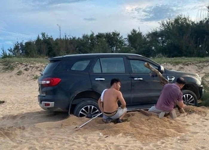 Triệu tập nam tài xế lái ô tô con vào đường cấm trên bãi biển