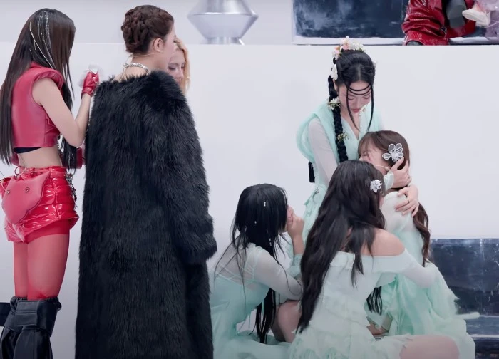 Drama mới ở Em Xinh: Bích Phương nghi khóc cạn nước mắt vì bị đàn em lập nhóm nói xấu, 1 người đáp trả căng