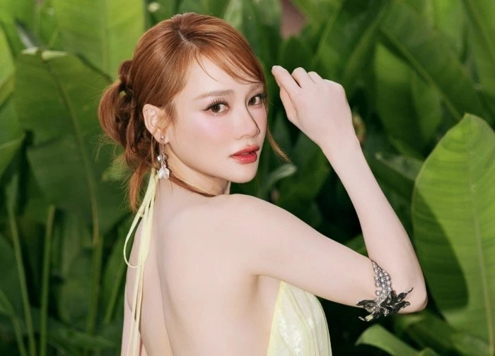 Sao Việt 8/7: Nhã Phương khoe lưng trần gợi cảm