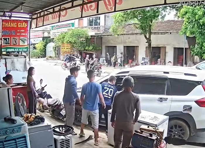 Thợ điện phá cửa ôtô cứu tài xế đột quỵ trên đường