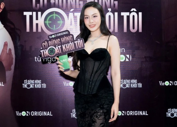 Á hậu Việt cực xinh nhưng bị đạo diễn chê thẳng mặt "nhìn như đàn ông", lý do khiến chính chủ cũng không cãi nổi