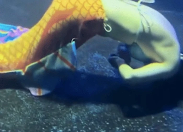 'Nàng tiên cá' co giật dưới đáy bể ở Trung Quốc lật tẩy mặt tối nghề