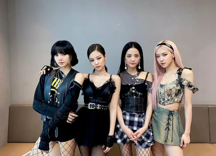 BLACKPINK bùng nổ tại Mỹ, fan tố YG "ăn dày", vé nghìn đô! Sân khấu như hàng chợ