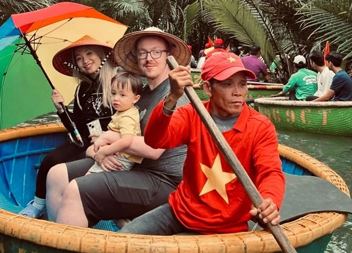 Chàng rể Mỹ muối dưa chua, nấu bún bò 'như người Việt' hút triệu view