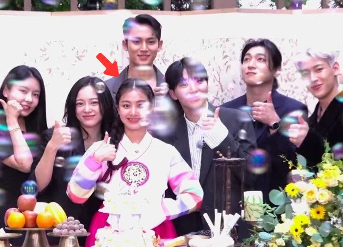 Who is Jihyo (TWICE) who marked 20 years of 'maturity' at JYP with a unique photo?