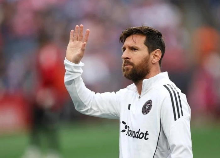 Ronaldo: 'Messi tạo ra điều kỳ diệu khi chạm bóng'