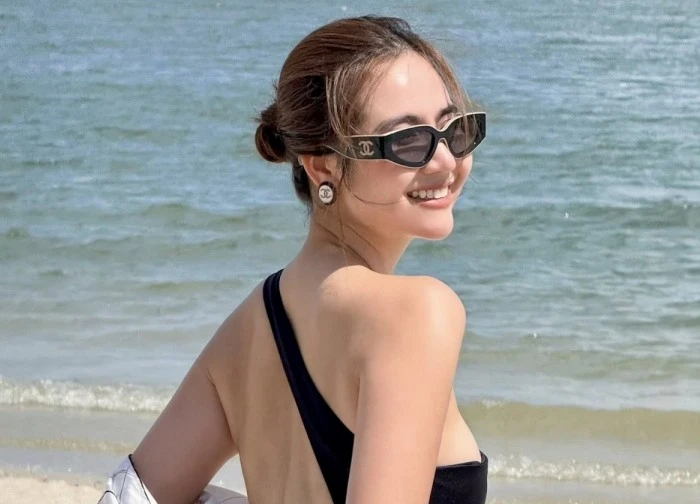 Sao Việt 14/7: Huyền Lizzie gợi cảm với bikini trên bãi biển