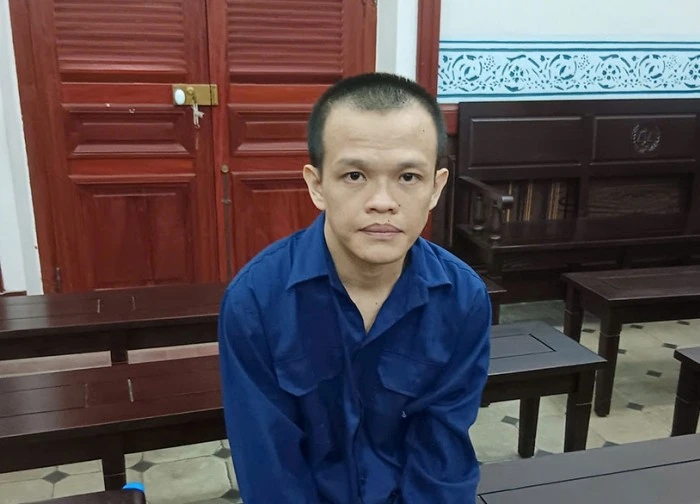 Bị đạp vào đầu xe, tài xế tông thẳng ô tô vào vị khách Hàn Quốc