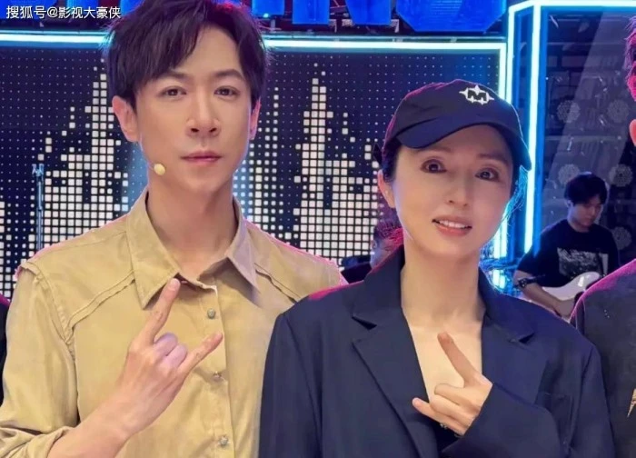 Mỹ nhân bỏ chồng vướng bê bối tình dục bí mật làm đám cưới với "hồng hài nhi" kém 9 tuổi