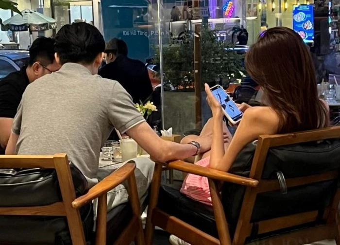 Rầm rộ ảnh nghi Lê Hoàng Phương bị "tóm" đang hẹn hò tình cũ Thiều Bảo Trâm, đàng trai vô tư có "bàn tay hư"