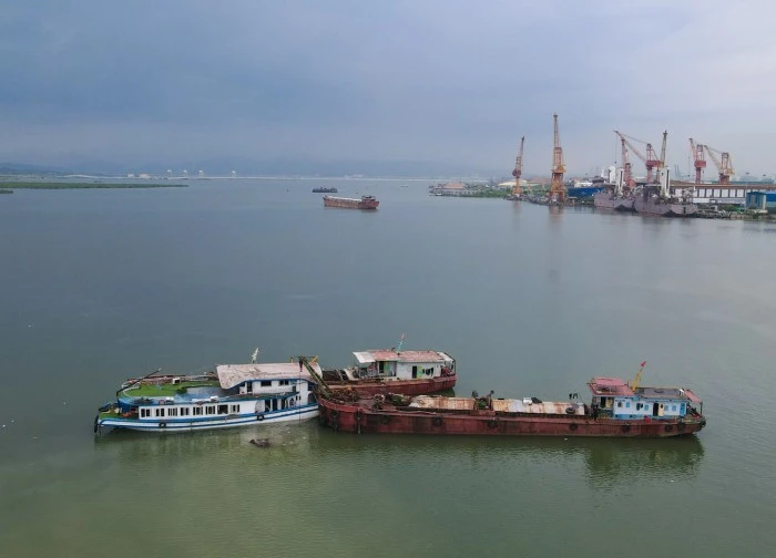 Cận cảnh tàu Vịnh Xanh 58 sau khi được trục vớt và kéo về bờ