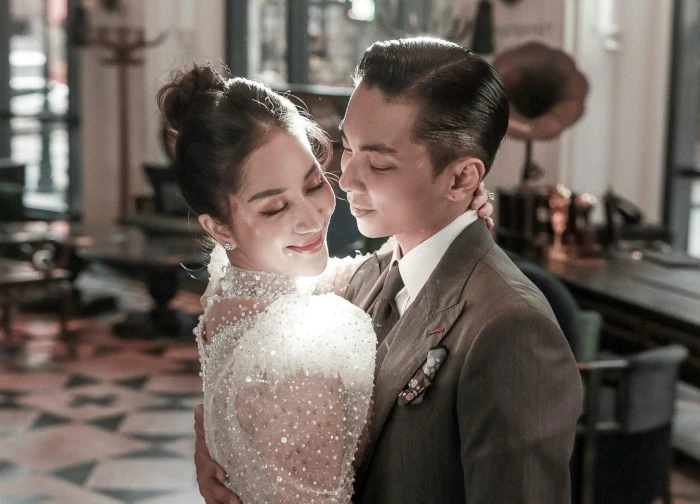 Chồng trẻ của Khánh Thi bị bắt đeo nhẫn cưới chấm Em Xinh, xứng trình "ông trùm nịnh vợ"